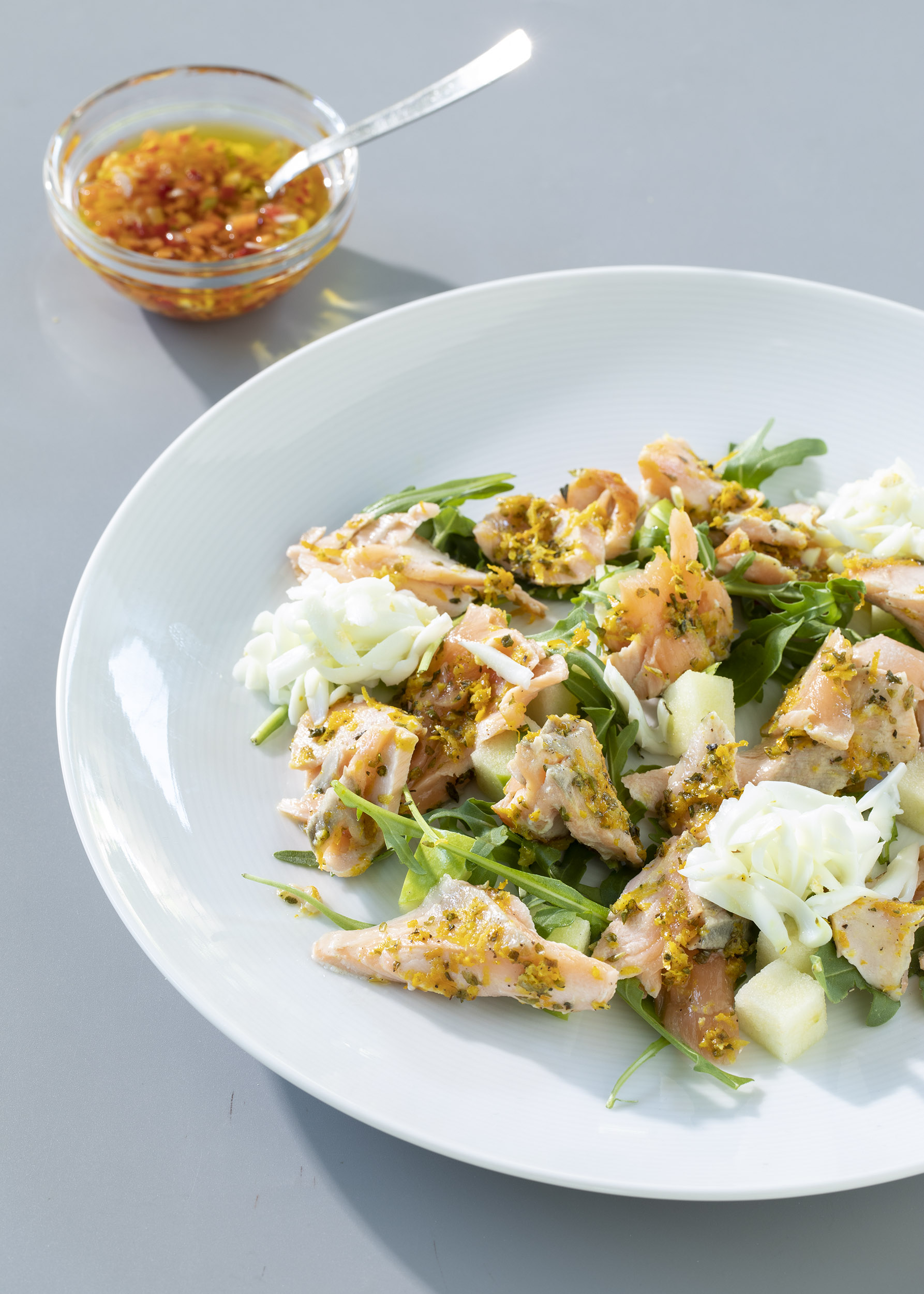 Warm salmon and apple salad - Oncoalicia